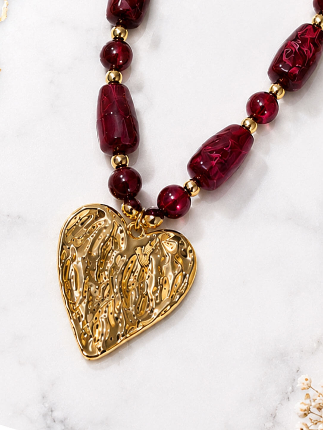 Collar Corazón Dorado con Piedras Marmoladas