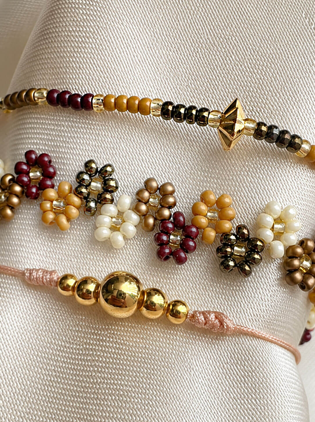 Set de Pulseras Flor Mostaza y Vinotinto en Mostacilla