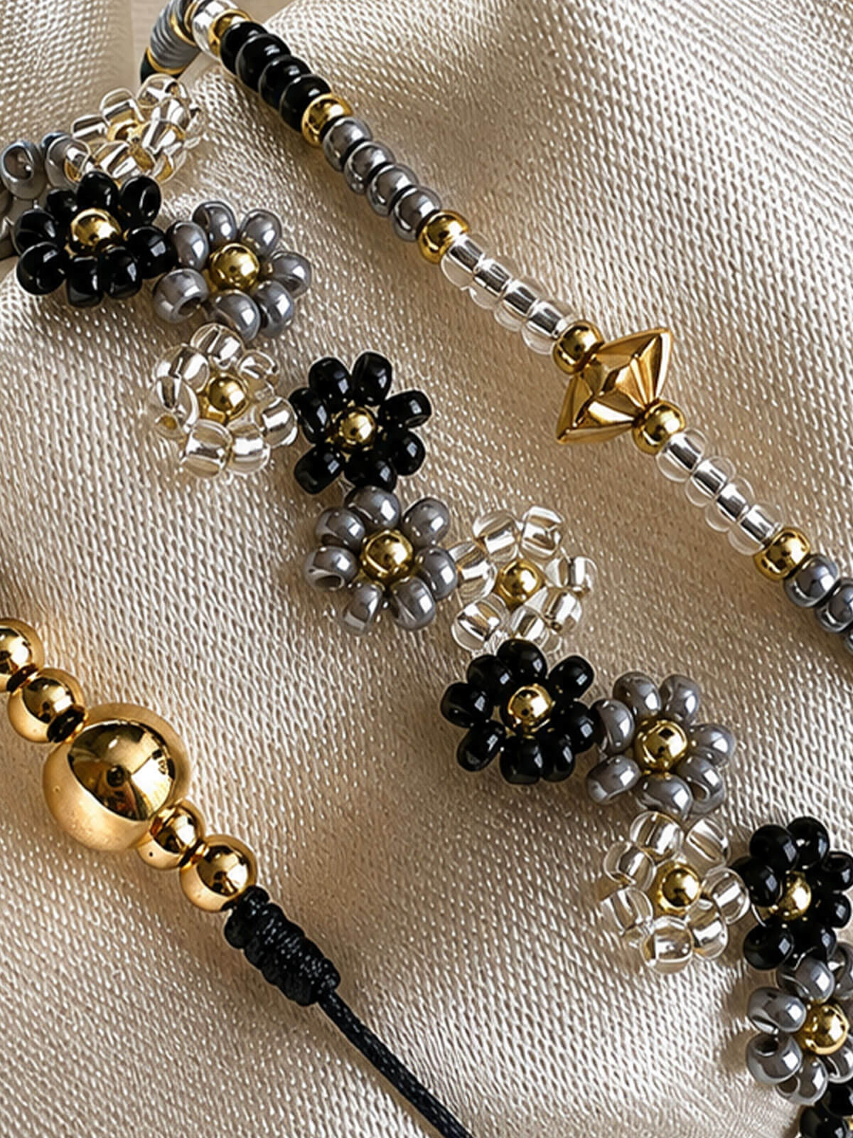 Set de Pulseras Flor Negrea y Gris en Mostacilla