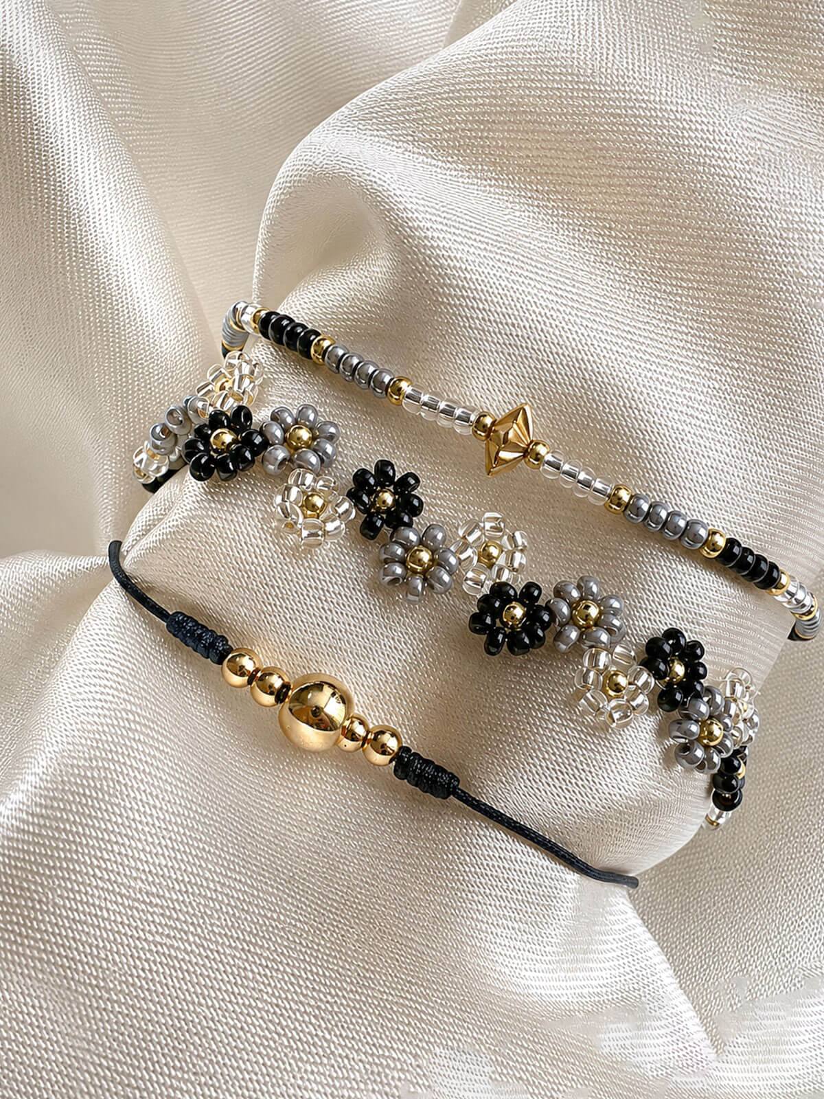Set de Pulseras Flor Negrea y Gris en Mostacilla