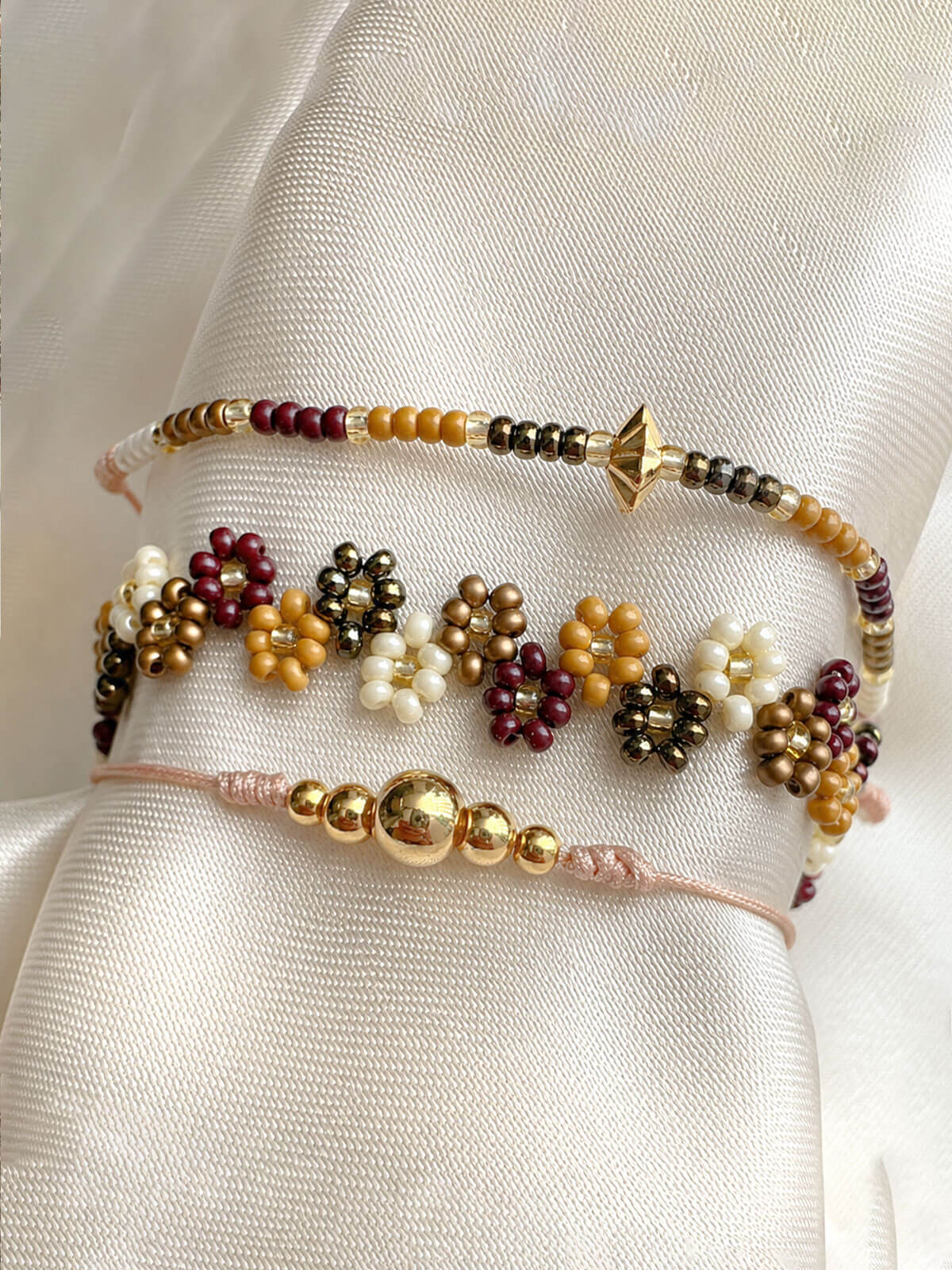 Set de Pulseras Flor Mostaza y Vinotinto en Mostacilla