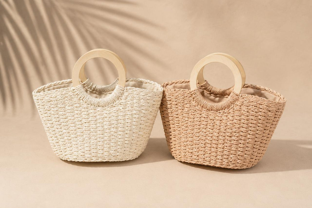 Bolso tejido con asas de madera