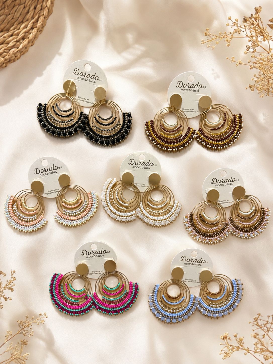 Aretes artesanales con cuentas y detalles dorados