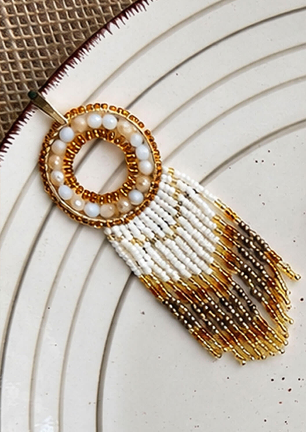 Aretes Flecos Largos en Mostacilla
