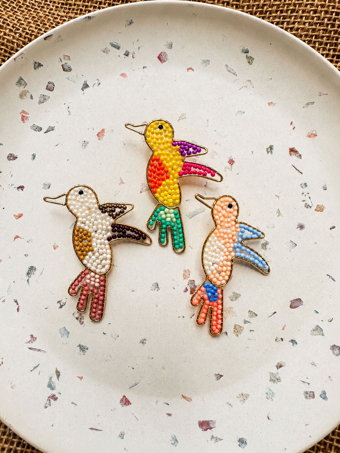 Aretes Colibrí Artesanales en Estructura Dorada