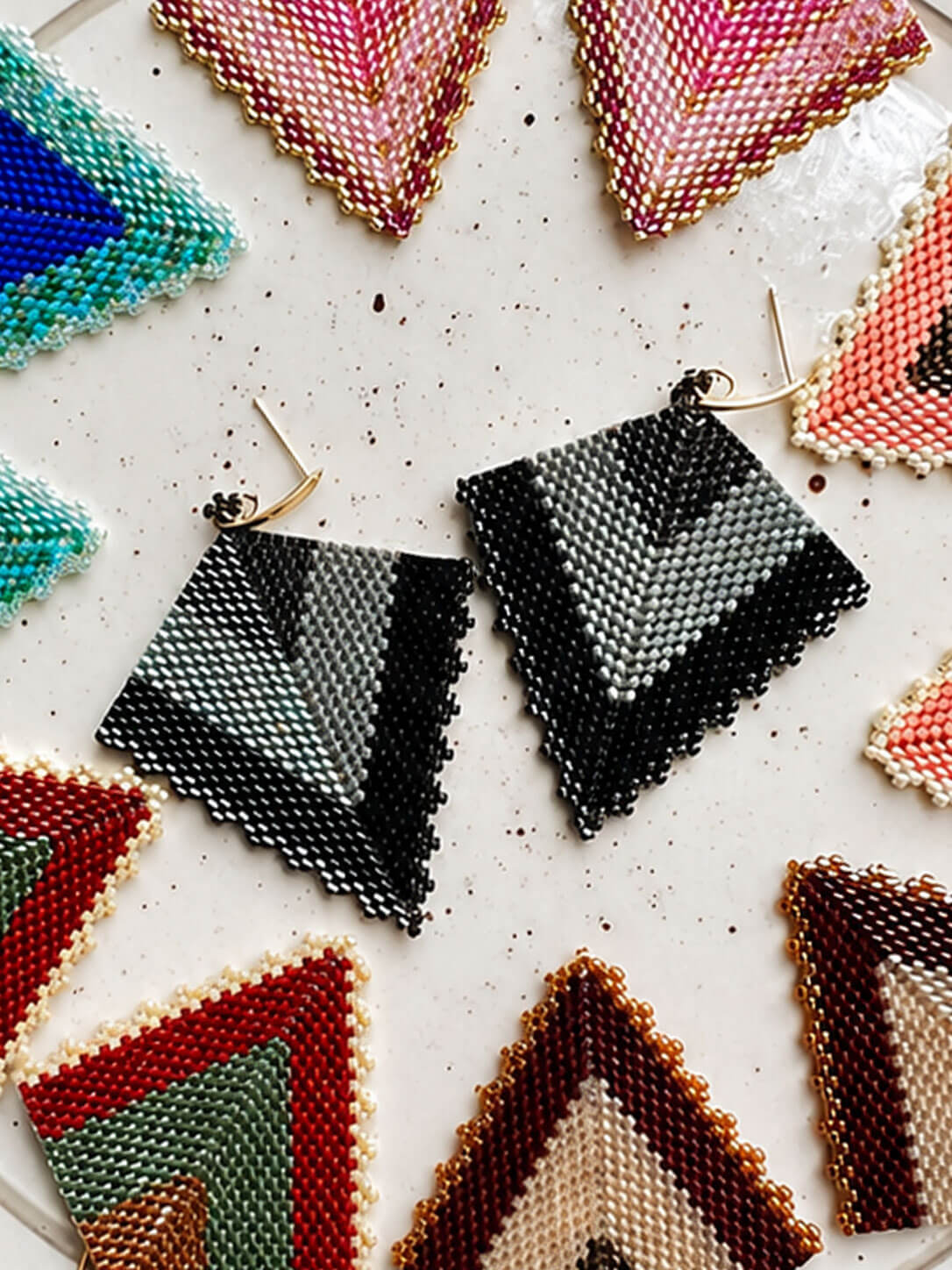 Aretes Triángulo Tejido en Miyuki