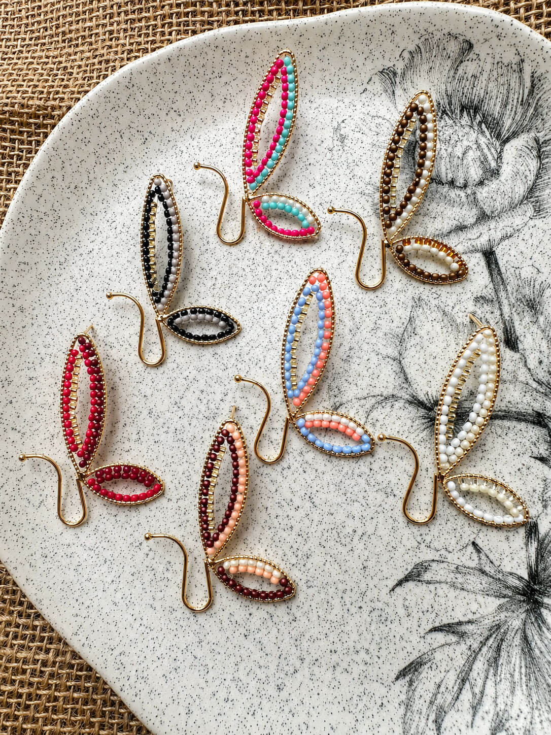 Aretes Mariposa Artesanales en Estructura Dorada