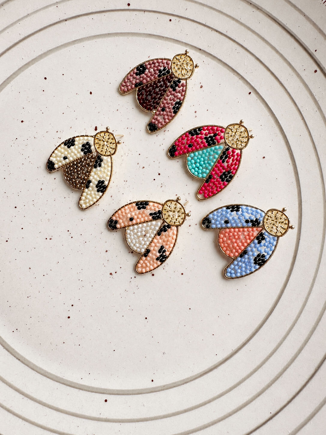 Aretes Mariquita Artesanales en Estructura Dorada