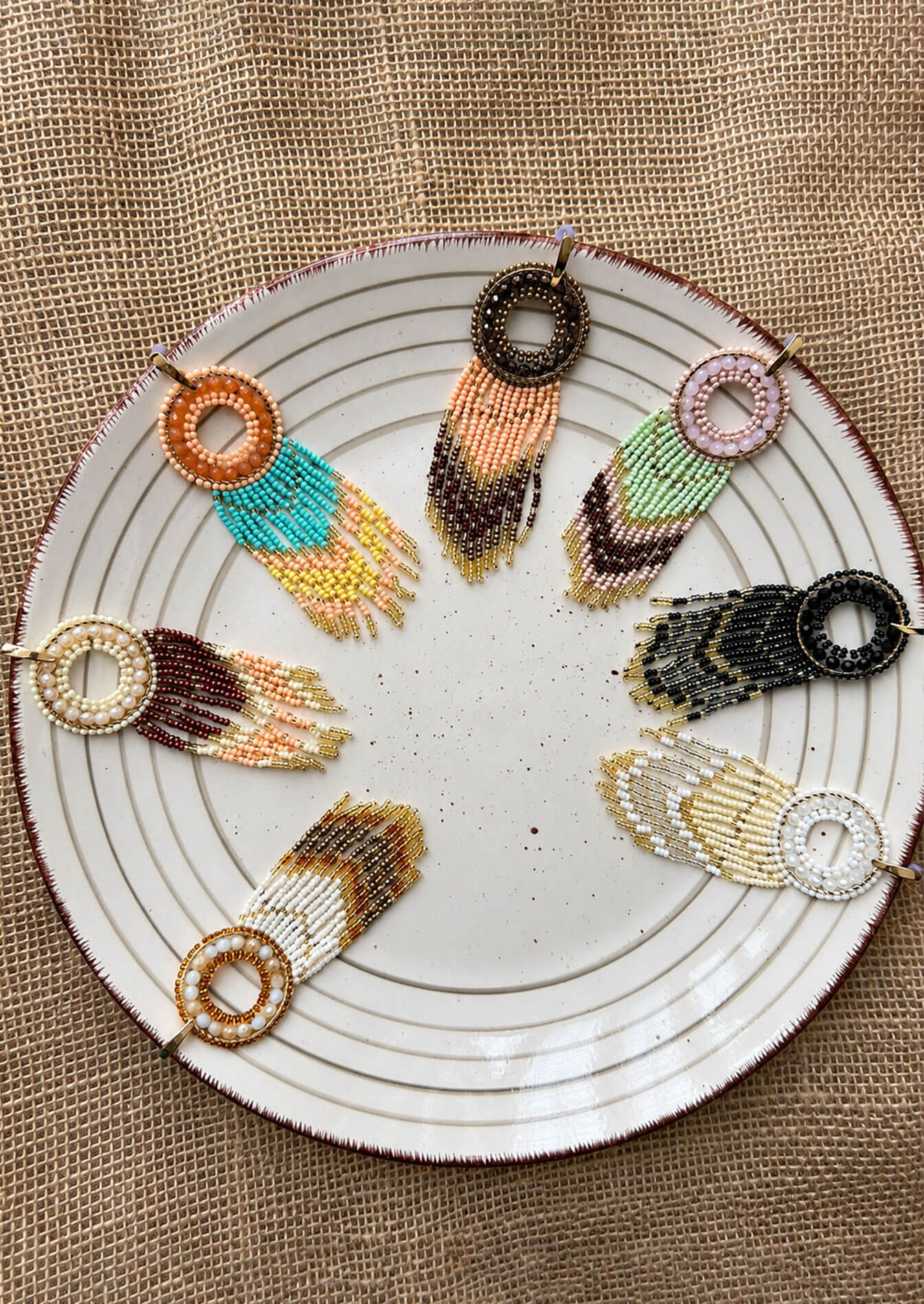 Aretes Flecos Largos en Mostacilla