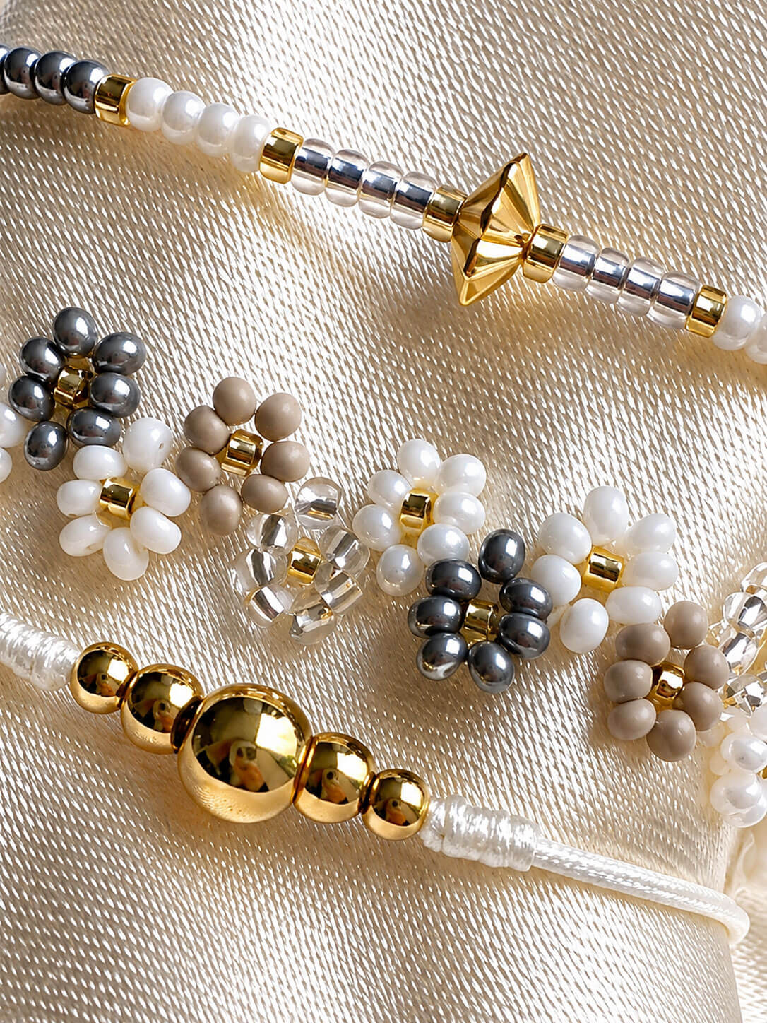 Set de Pulseras Floral Blanca y Gris en Mostacilla