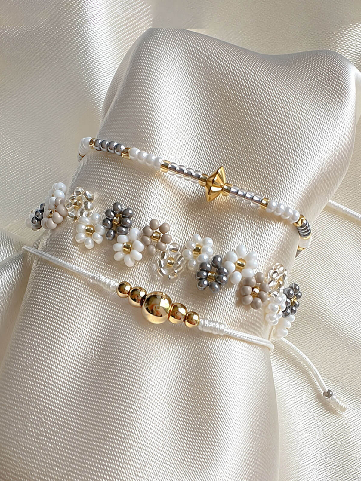 Set de Pulseras Floral Blanca y Gris en Mostacilla